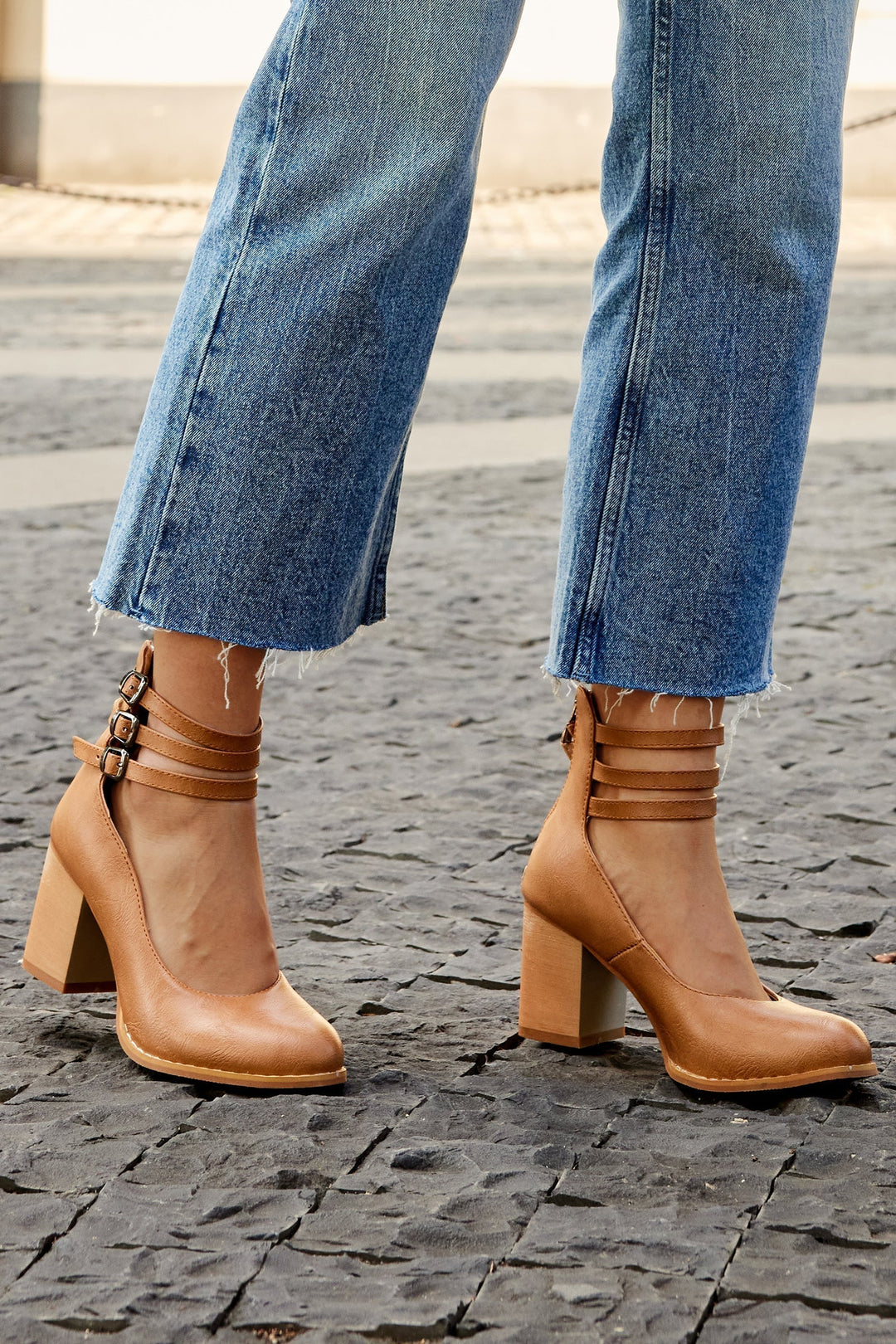 Delilah - Smooth sandals with ankle strap and chunky heel