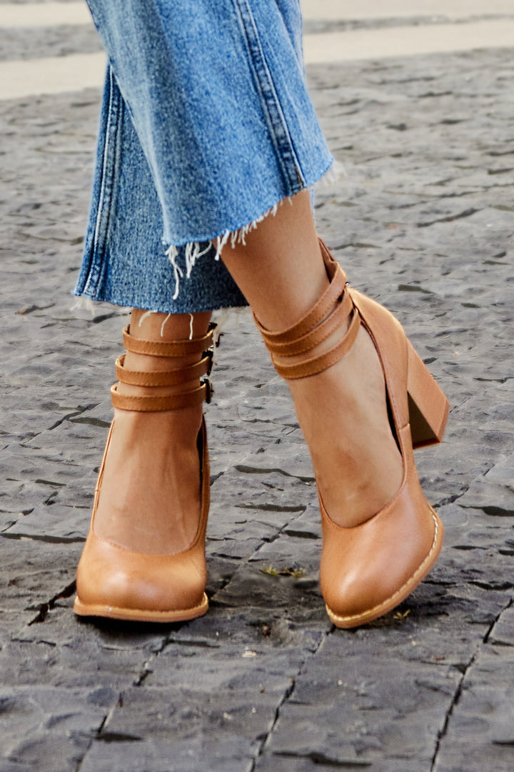 Delilah - Smooth sandals with ankle strap and chunky heel